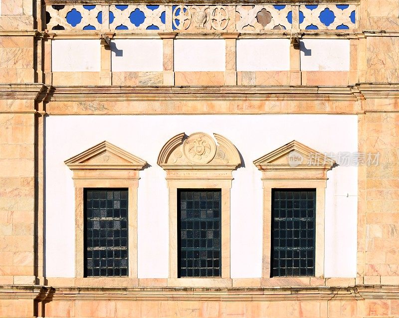 维拉Viçosa -葡萄牙阿连特霍Terreiro do Paço广场上圣奥古斯丁教堂的巴洛克式立面